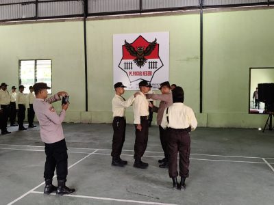 penyematan pin satpam